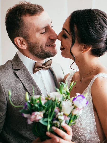Menyasszony és a vőlegény ölelés — Stock Fotó