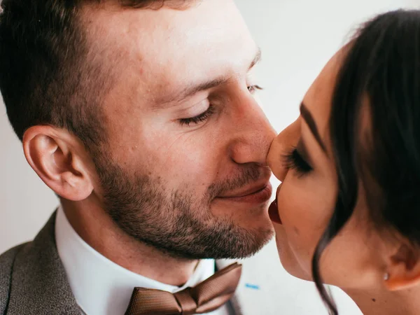 Novia y novio abrazo — Foto de Stock