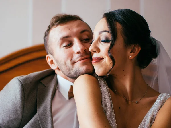 Menyasszony és a vőlegény ölelés — Stock Fotó