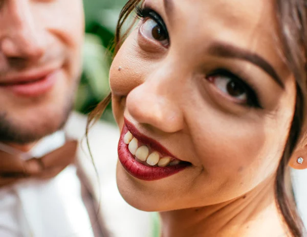 Casamento casal dentro de casa está abraçando uns aos outros. Menina modelo bonita em vestido branco. Homem de fato. Noiva de beleza com noivo . — Fotografia de Stock