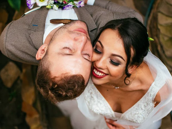 Casamento casal dentro de casa está abraçando uns aos outros. Menina modelo bonita em vestido branco. Homem de fato. Noiva de beleza com noivo . — Fotografia de Stock