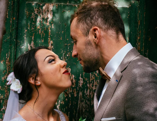 Casamento casal dentro de casa está abraçando uns aos outros. Menina modelo bonita em vestido branco. Homem de fato. Noiva de beleza com noivo . — Fotografia de Stock