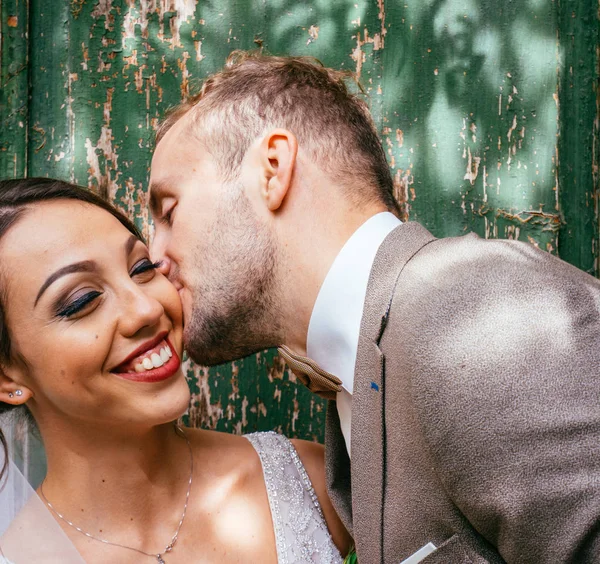 Casamento casal dentro de casa está abraçando uns aos outros. Menina modelo bonita em vestido branco. Homem de fato. Noiva de beleza com noivo . — Fotografia de Stock