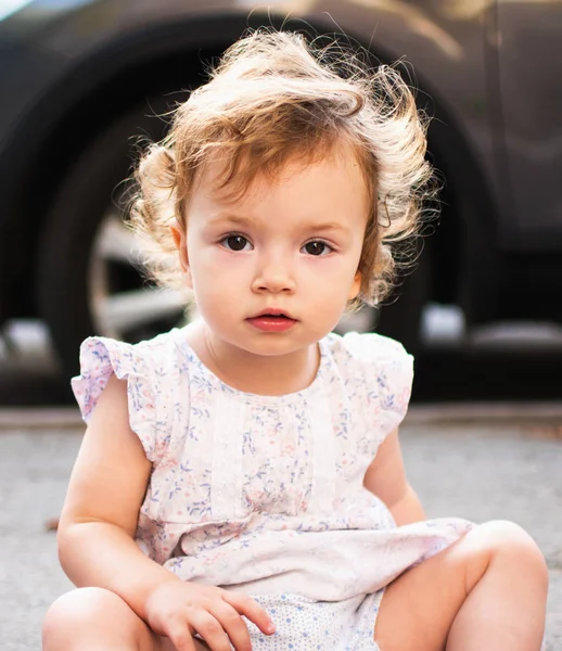 一个美丽的幼儿女孩的肖像。一个美丽的卷发孩子的户外图片 — 图库照片