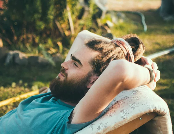 Ritratto di un bell'uomo sicuro di sé. Il tipo in vacanza, persona calma — Foto Stock