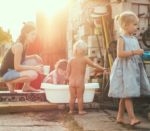 Vacaciones familiares en verano en una casa de campo. El concepto de una familia feliz — Foto de Stock