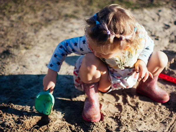 Barn Leker Med Sand Dag Byn — Stockfoto