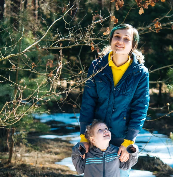 Joven Hermosa Mujer Niña Madre Joven Niña Dentro Del Bosque — Foto de Stock