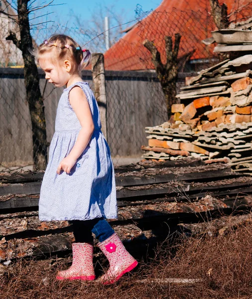 Kleines Mädchen Vorfrühling Dorf — Stockfoto