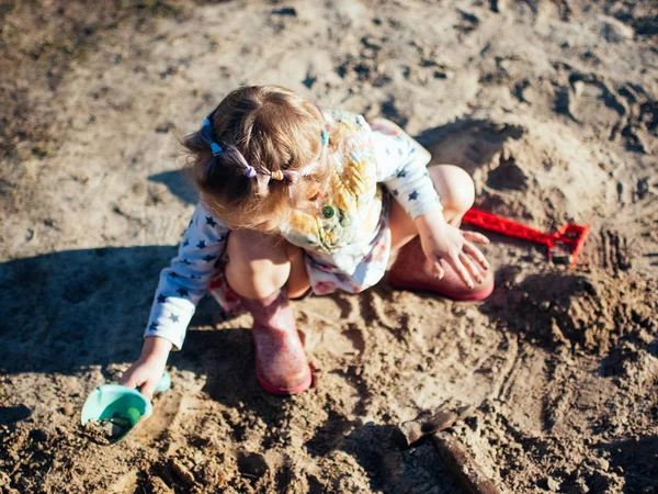 Enfant Jouant Avec Sable Journée Dans Village — Photo