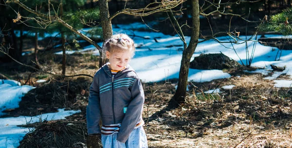 Kleines Dorfmädchen Steht Frühlingswald Und Lächelt — Stockfoto