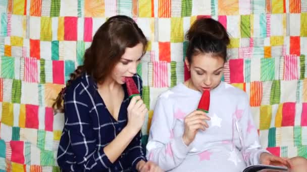 Das Mädchen besucht eine schwangere Freundin. schöne junge Frauen reden, lachen und essen Eis. — Stockvideo