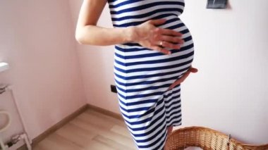 beşik yakın tek hamile anne onun göbek vuruş