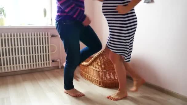 Чоловік і вагітна жінка танцюють біля ліжечка. Очікування, вагітність, сім'я . — стокове відео