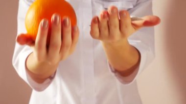 Doktor sağlıklı beslenmesini tavsiye ediyor. Sağlıklı gıda değil, hap seçin.
