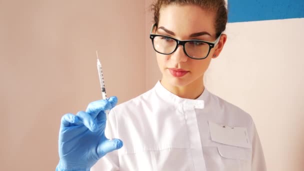 Woman doctor preparing syringe for injection. Female doctor or nurse holding syringe with liquid close up. Medicine and vaccination. — Stock Video