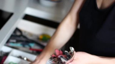 Yıkandıktan sonra temiz bulaşıkların açılması ve temizlenmesi