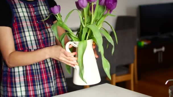 Onherkenbaar vrouw die bloem thuis schikt — Stockvideo