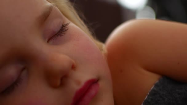 顔のクローズアップは、ノイズなしで静かに休む顔の赤ちゃん。睡眠中の幸せ. — ストック動画