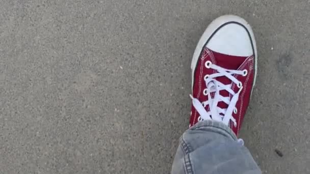 Ung man i röda sneakers gå på gatan — Stockvideo