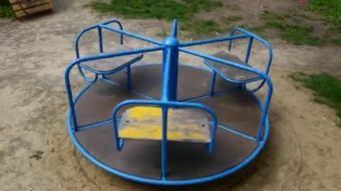 Oyun alanında boş atlıkarınca yalnız döner