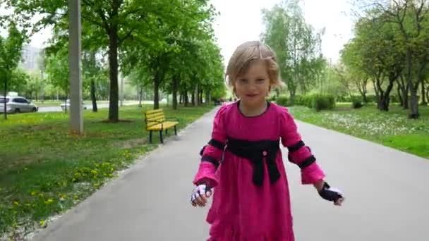 Menina patinando na avenida do parque — Vídeo de Stock