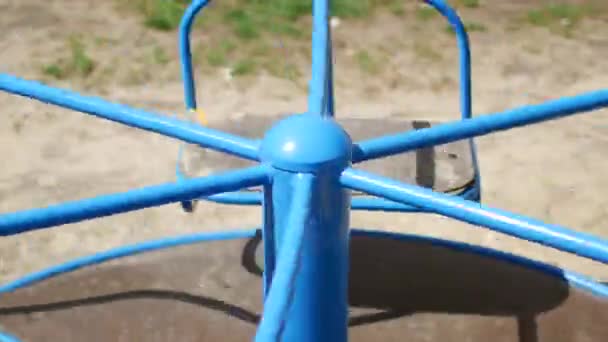 Empty carousel on the playground rotates lonely — Stock Video