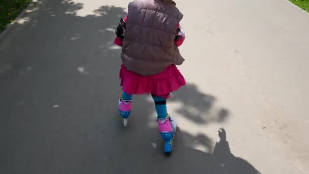 Девушка катается на роликах по аллее парка — стоковое видео