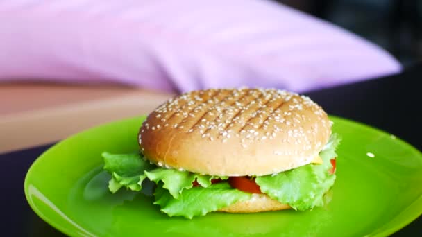 Ordentlich und lecker Burger auf einem Teller. Frauenhände in schwarzen Handschuhen holen einen Burger von einem Teller. — Stockvideo