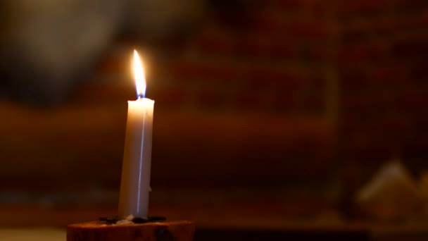 Osamělá svíčka v temné místnosti — Stock video