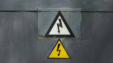 Elektrik tehlikesi uyarı işareti. Enerji santrali çitin üzerine işaret