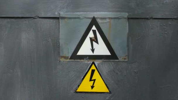 電気の危険性に関する警告のサインです。発電所のフェンスの上に署名します。 — ストック動画