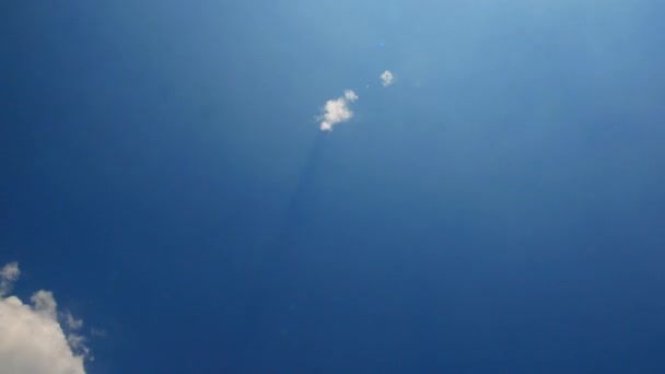 El lapso de tiempo de nubes flotantes contra el cielo azul. Sol entre las nubes — Vídeos de Stock