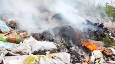 Çöplükte ateş. Yanan çöp, ekoloji tehlikede