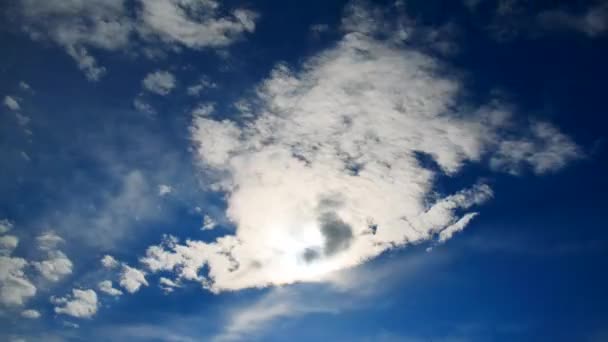 El lapso de tiempo de nubes flotantes contra el cielo azul. Sol entre las nubes — Vídeo de stock