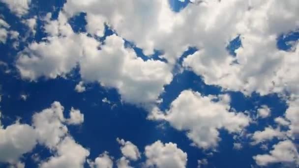 El lapso de tiempo de nubes flotantes contra el cielo azul. Sol entre las nubes — Vídeos de Stock