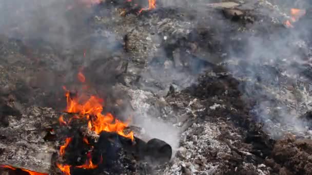 Incendie, bâtiment en feu, détails en gros plan .