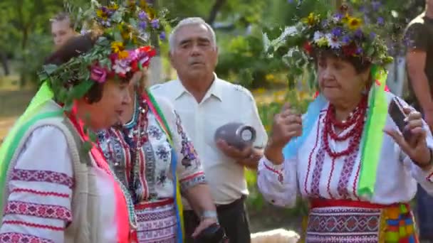 Skovorodinovka, Ukraina juli 6, 2019: etnisk medborgare folk semester Ivan Kupala, traditionell beröm . — Stockvideo