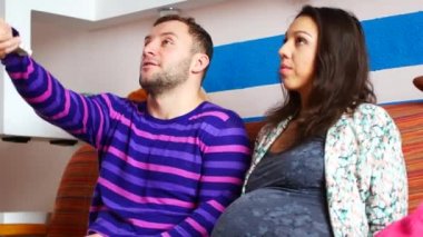 Hamile Kadın Ile Çift Kanepede Rahatlatıcı