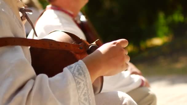 Tocando instrumentos nacionais ucranianos musicais — Vídeo de Stock