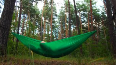 Ormanda bir hamakta kızı ve babası