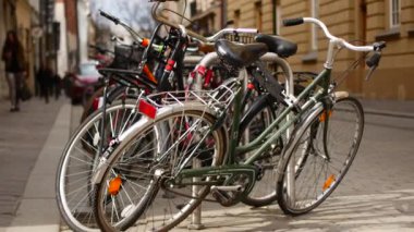 Krakow, Polonya, Mart 2019 Şehir merkezinde bisiklet için otopark