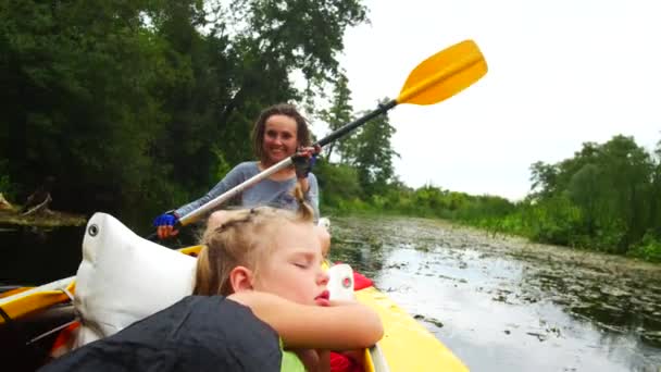 Il bambino dorme in kayak mentre la mamma rema. Attività per tutta la famiglia . — Video Stock