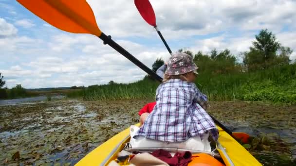 Un bambino pagaia su una pagaia di kayak. Vacanza attiva in famiglia . — Video Stock