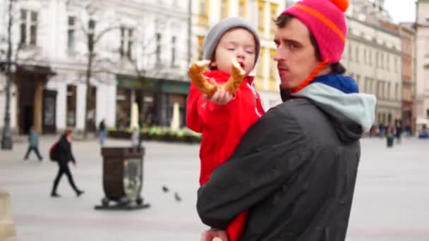 Папа и дочь прогуливаются по городской площади — стоковое видео