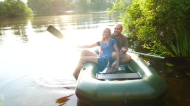 Gölde bir tekneye aşık bir çift. Güzel romantik konsept