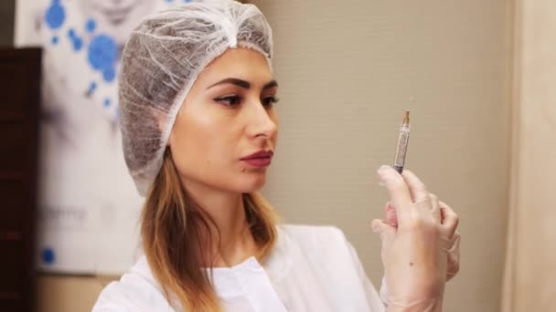 Žena připravuje injekční stříkačku na injekci. — Stock video