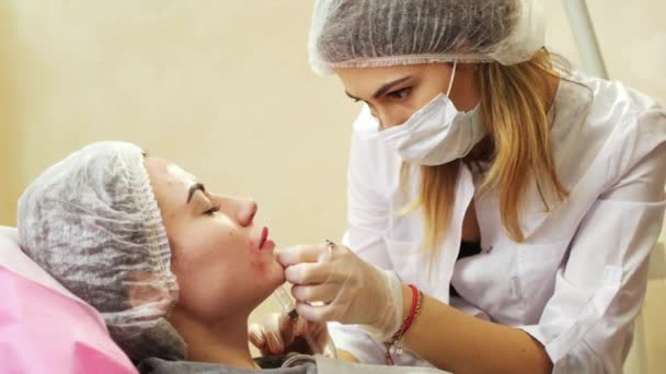 Güzellik kliniği. Bir kadın güzellik yüz kozmetoloji prosedürü alır. Botox. — Stok video