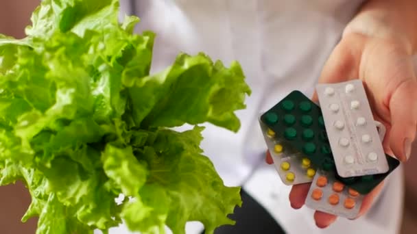 Der Arzt wählt zwischen Salat oder Pillen. Natürliches Gesundheitskonzept. — Stockvideo