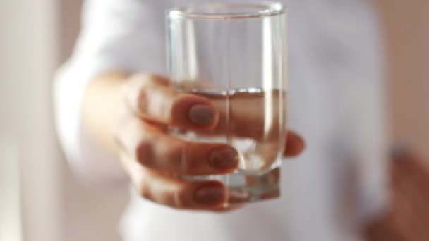 Krankenschwester gibt Wasser und Pillen — Stockvideo